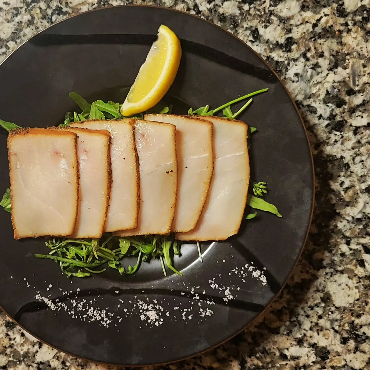 桜のチップで燻製したカジキのカルパッチョ