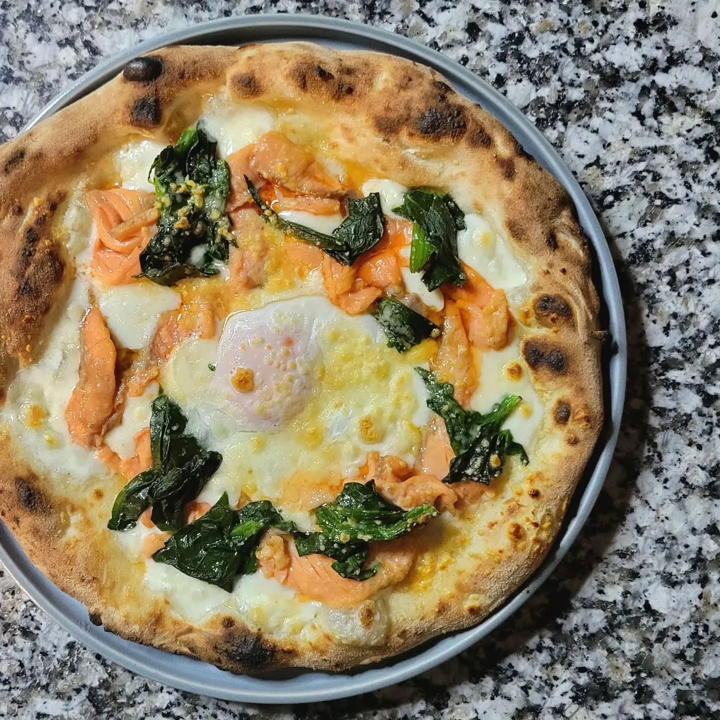 白トリュフ香るスモークサーモンとホウレン草のビスマルク