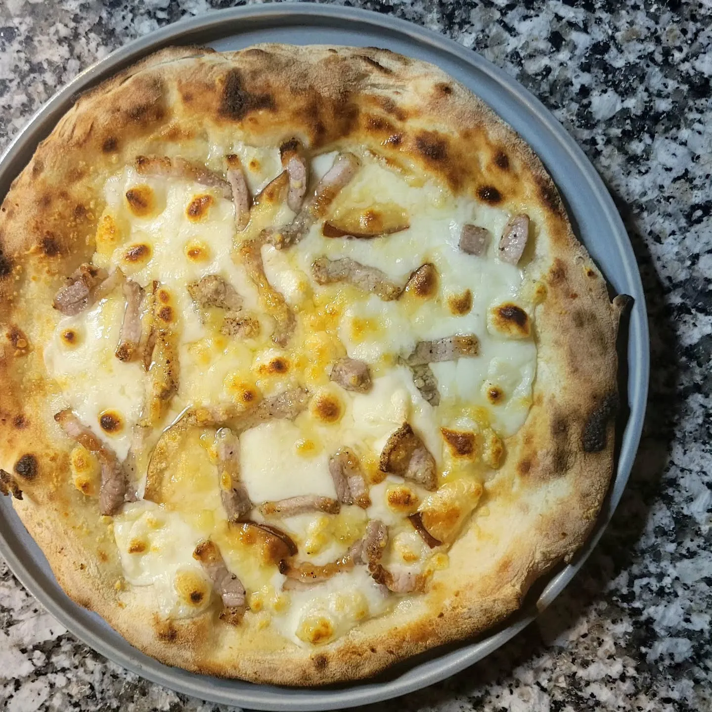 自家製燻製モッツァレラと自家製パンチェッタのピッツァ