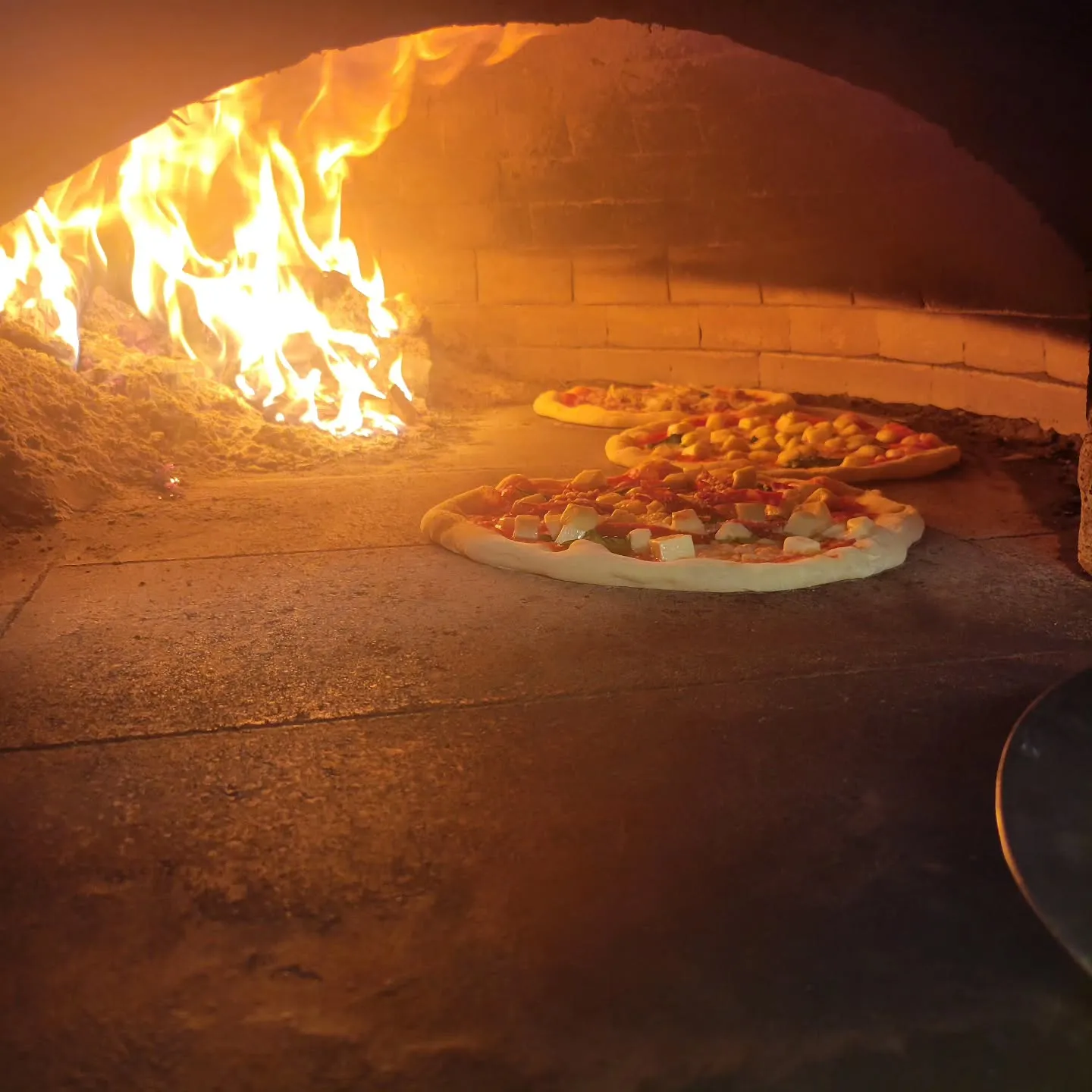 薪窯ピッツァとイタリア料理　　　
